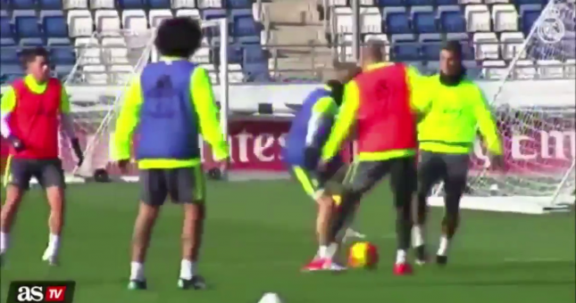 VIDEO: Thần đồng Real biến Ronaldo thành gã hề trên sân tập