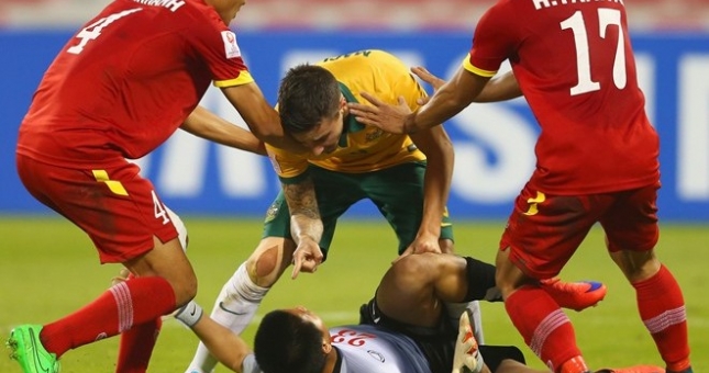 VIDEO: Thủ thành Minh Long bị cầu thủ Australia 'dằn mặt' vì chơi lăn xả