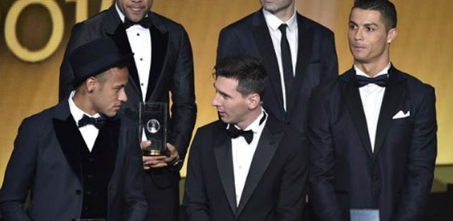 Ronaldo làm phiên dịch cho Messi và Neymar