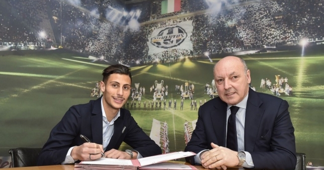 Juventus chính thức sở hữu tiền vệ tài năng Italia