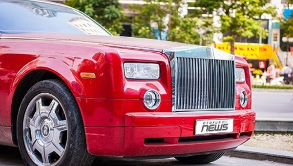 “Bóng ma” Rolls-Royce Phantom màu đỏ vang 'tái xuất' tại Việt Nam