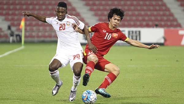 VIDEO: Cú lấy bóng đẳng cấp của Công Phượng trong chân cầu thủ UAE