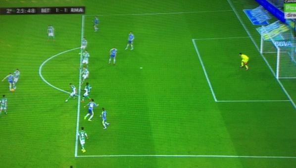 VIDEO: Trọng tài 'cứu' Real với bàn thắng đầy tranh cãi của Benzema