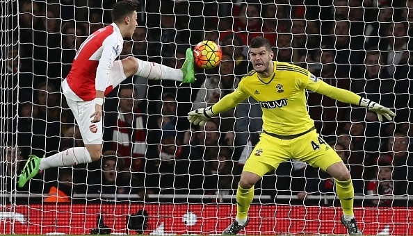 Đến Ozil còn chẳng thể giúp Arsenal chiến thắng