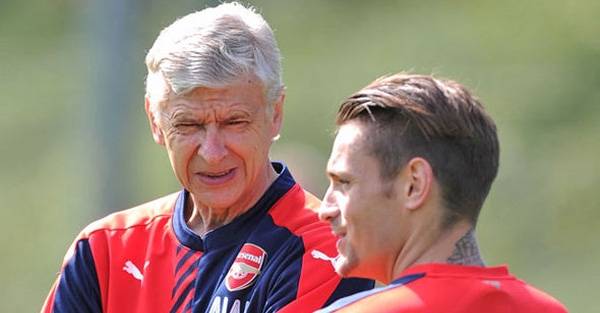 HLV Arsene Wenger cấm học trò tới Man Utd