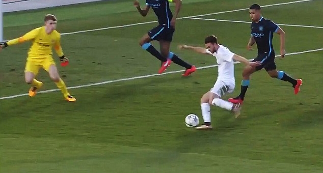 VIDEO: Sao trẻ Real solo ghi bàn ấn tượng như Ronaldo