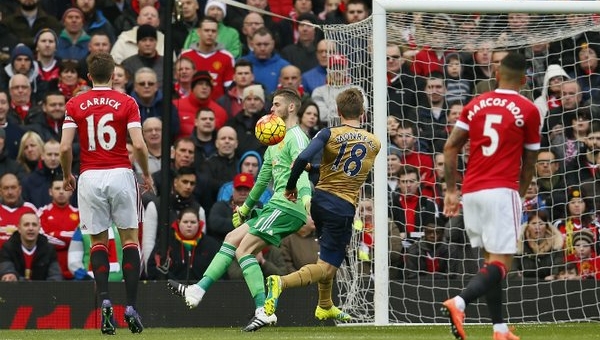 VIDEO: Tình huống Nacho Monreal đối mặt thủ thành De Gea