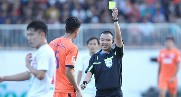 HLV Quốc Tuấn chỉ trích trọng tài sau trận thua của HAGL