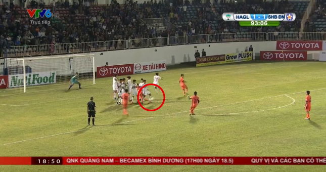VIDEO: Tình huống tranh cãi khiến HAGL thua đau, fan trút giận trọng tài