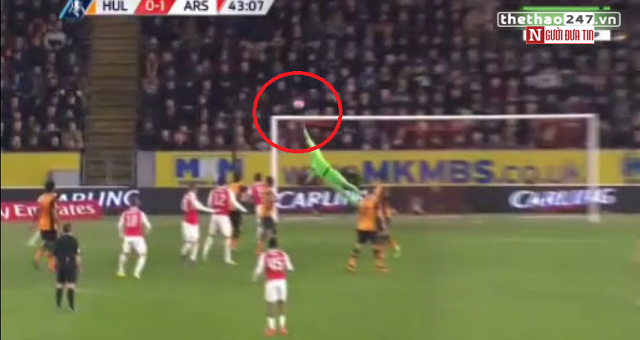 VIDEO: Xà ngang từ chối siêu phẩm đẹp mắt của sao Arsenal