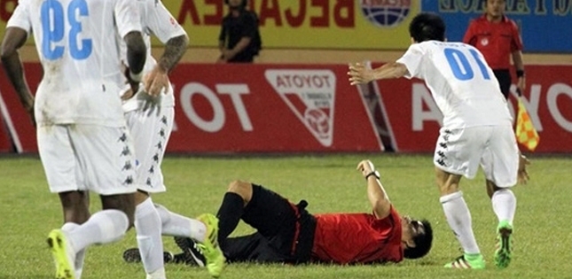 Văn Quyết nói gì về tình huống xô ngã trọng tài Công Khanh?