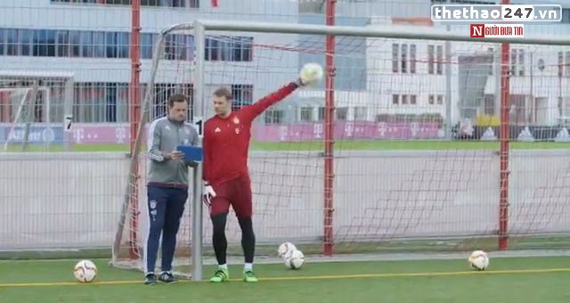 VIDEO: Phản xạ xuất thần của Manuel Neuer dù không nhìn đường bóng