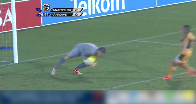 VIDEO: Xuất hiện thủ môn 'dị' với sở thích câu thẻ đối phương