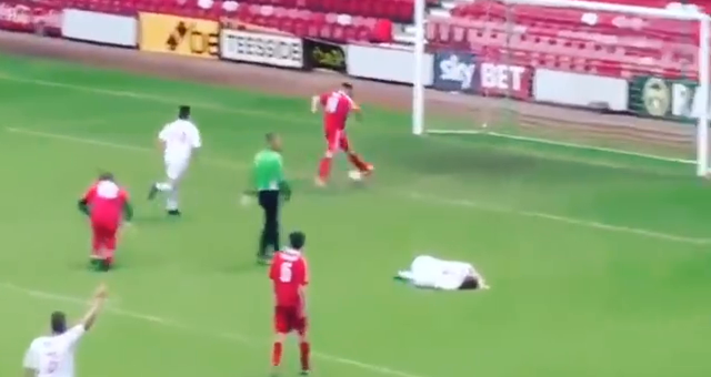 VIDEO: Pha bỏ lỡ bàn thắng kinh điển nhất của năm