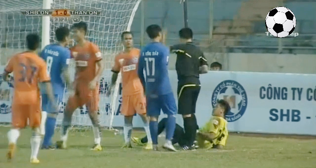 VIDEO: Tình huống thiếu fair-play của Mạc Hồng Quân và các đồng đội