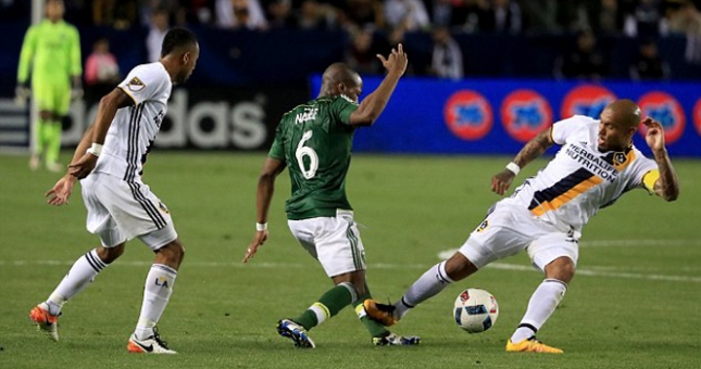 De Jong khiến đối thủ ngồi xe lăn rời sân sau pha chặt chém