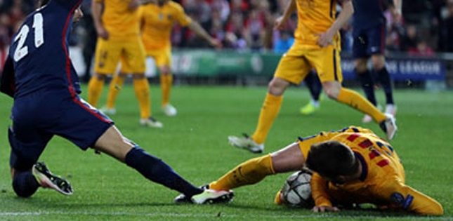 Atletico và Barca đều bị 'cướp' trắng 1 quả penalty?