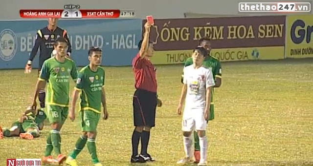 VIDEO: Pha đánh nguội và nhận thẻ đỏ trực tiếp của Minh Vương với Chí Công