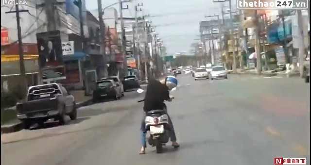 VIDEO: Thanh niên vừa ngủ vừa điều khiển xe máy trên đường phố