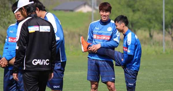 Hậu trường 26/4: Công Phượng ‘xuống tóc’, Xuân Trường nhí nhảnh trên Facebook