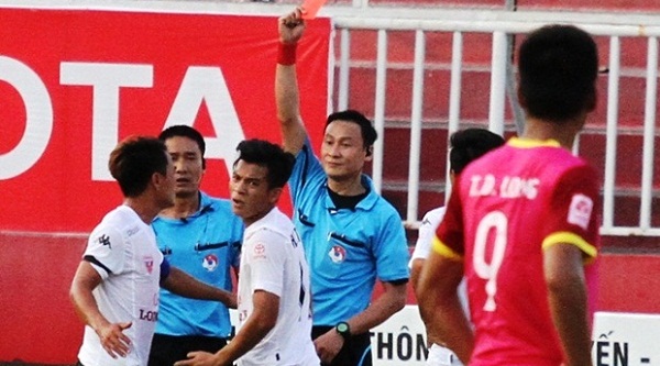 Thẻ đỏ V-League tái diễn: Vấn đề không còn mới