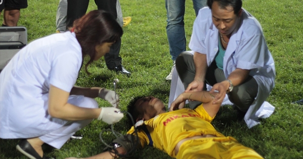 Cầu thủ giải hạng Nhất cấp cứu ngay trên sân