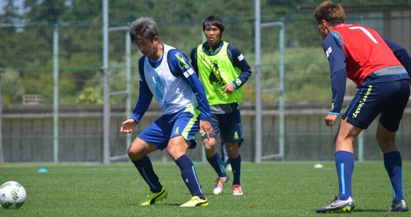 Tuấn Anh mệt nhoài trên sân tập của Yokohama FC