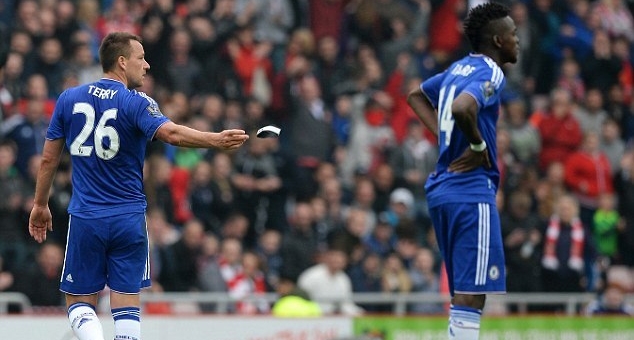 VIDEO: Nhận thẻ đỏ, John Terry thi đấu trận cuối trong màu áo Chelsea?