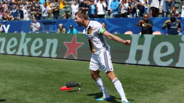 VIDEO: Gerrard ghi bàn đẳng cấp giúp LA Galaxy đánh bại đội bóng của Lee Nguyễn