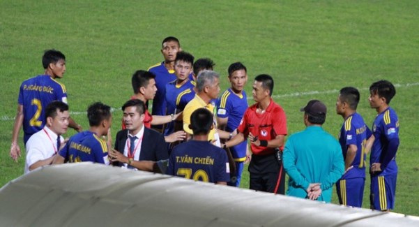 VIDEO: Trọng tài gây bức xúc với quyết định vô lý ở trận Viettel - Phú Yên