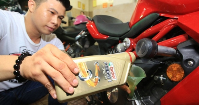 Những lưu ý khi thay dầu cho xe máy vào mùa mưa