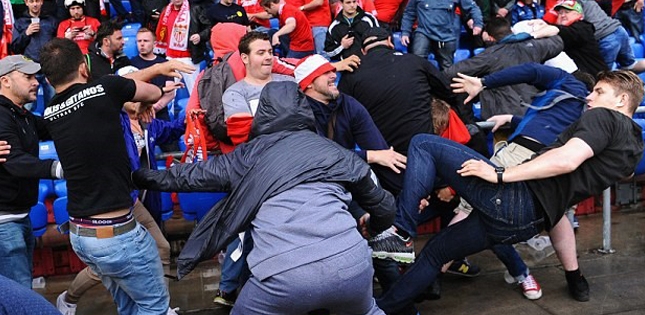 CĐV của Sevilla và Liverpool đánh nhau trên sân