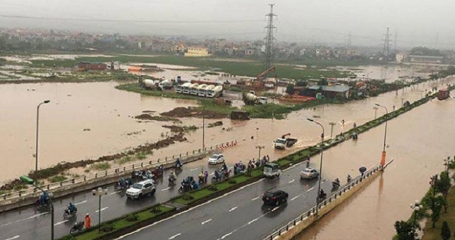 Mưa lớn - Nhiều tuyến phố Hà Nội trở thành sông