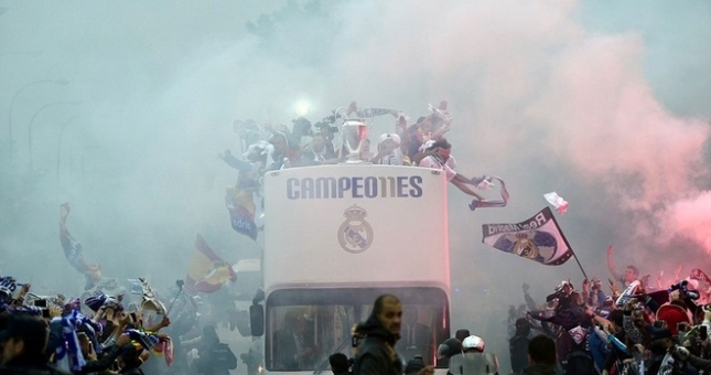 VIDEO: Real diễu hành ăn mừng chức vô địch trên đường phố Madrid