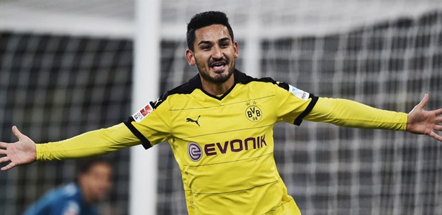 Pep Guardiola có bản hợp đồng đầu tiên ở Man City