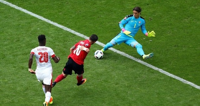 VIDEO: Pha bỏ lỡ cơ hội đáng tiếc của cầu thủ Albania