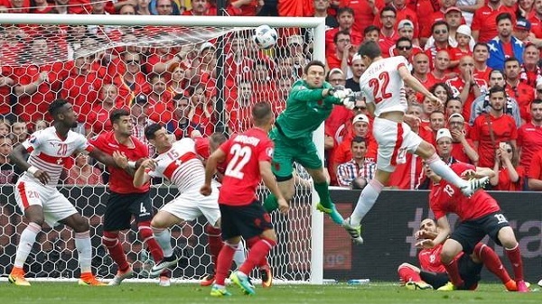 Trung vệ lập công, Thụy Sỹ thắng nhẹ Albania