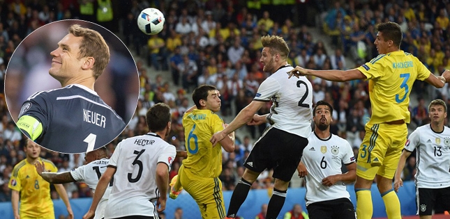 Neuer lên giữa sân trong tình huống ghi bàn của Mustafi