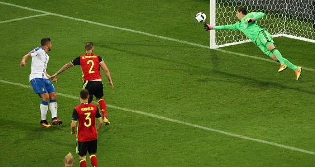 VIDEO: 3 tình huống bay người cứu thua xuất thần của thủ thành Courtois