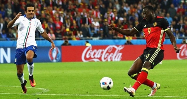 VIDEO: Lukaku bỏ lỡ cơ hội ngon ăn khi đối mặt Buffon