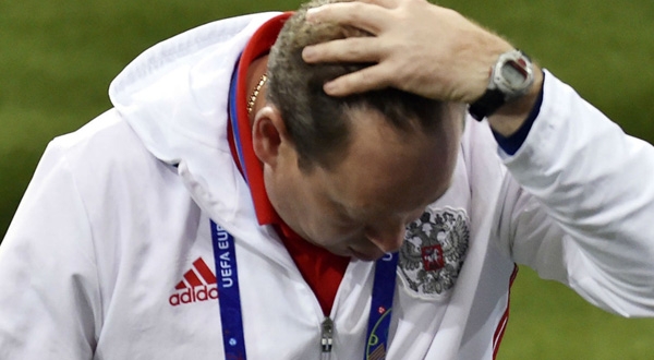 HLV đầu tiên mất việc tại Euro 2016