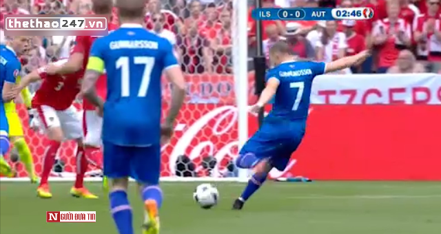 VIDEO: Cầu thủ Iceland sút dội xà ngang khung thành ĐT Áo