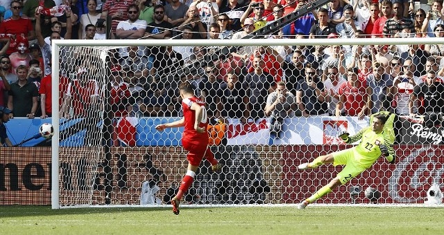 VIDEO: Pha sút pen thảm họa của Xhaka khiến Thụy Sĩ bị loại