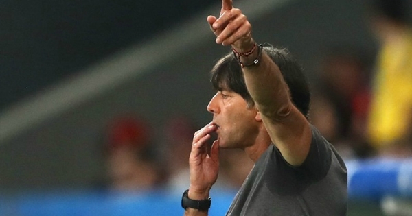 HLV Low lại gây phản cảm với hành động mất vệ sinh