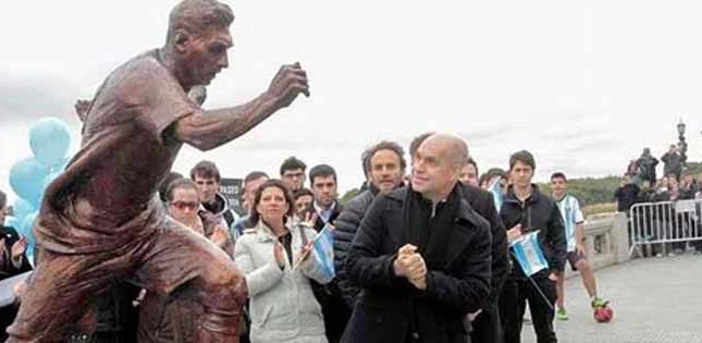 Chính quyền Argentina dựng tượng, phát động chiến dịch ngăn Messi rời ĐTQG
