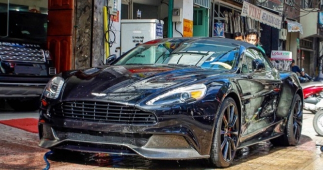 Chiêm ngưỡng Aston Martin Vanquish Volante đầu tiên tại Việt Nam
