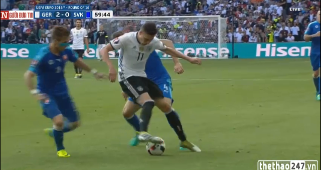 VIDEO: Pha đi bóng ảo diệu qua 2 cầu thủ Slovakia của Draxler