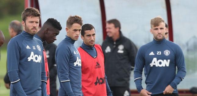 Đội hình đá chính của M.U ở trận đầu tiên thời Mourinho