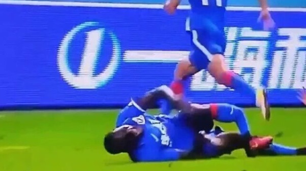 Kinh hoàng pha gãy đôi chân của Demba Ba ở giải VĐQG Trung Quốc