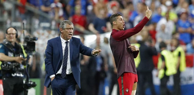 HLV Bồ Đào Nha lên tiếng chuyện Ronaldo 'lấn quyền'